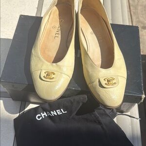 Iconic RARE vintage Chanel Cream Flats with CC Logo turn lock CC lambskin 38.5